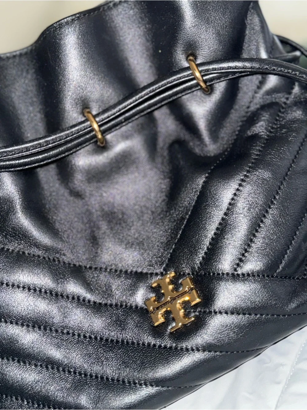 Tory Burch Kira Chevron Mini Bucket Bag in Black with brushed-gold hardware. 🖤